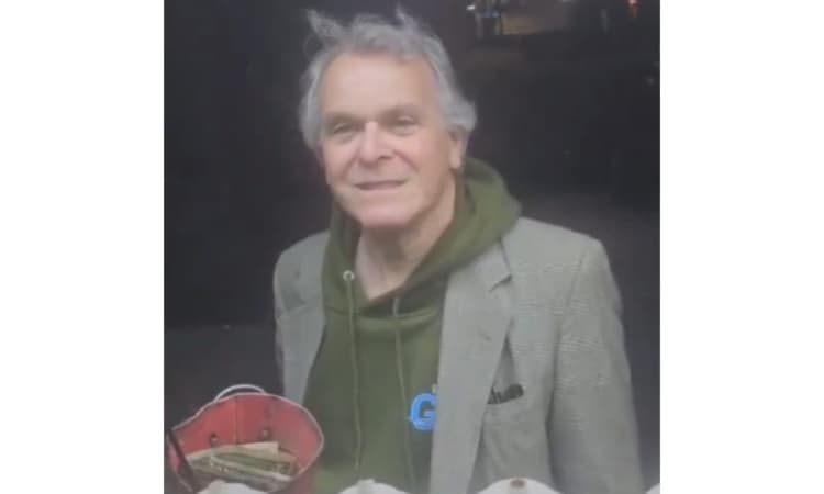 Mantan Penasihat Keamanan Obama Lontarkan Ancaman dan Komentar Anti-Islam kepada Penjual Makanan Halal - Image