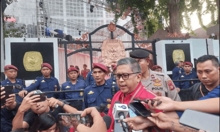 Sekretaris Jenderal PDI Perjuangan Hasto Kristiyanto bersiap menyaksikan debat perdana capres-cawapres Pilpres 2024 di Kantor KPU RI, Jakarta, Selasa (12/12/2023). / Sumber: Antara/ Muhammad Ramdan - Image