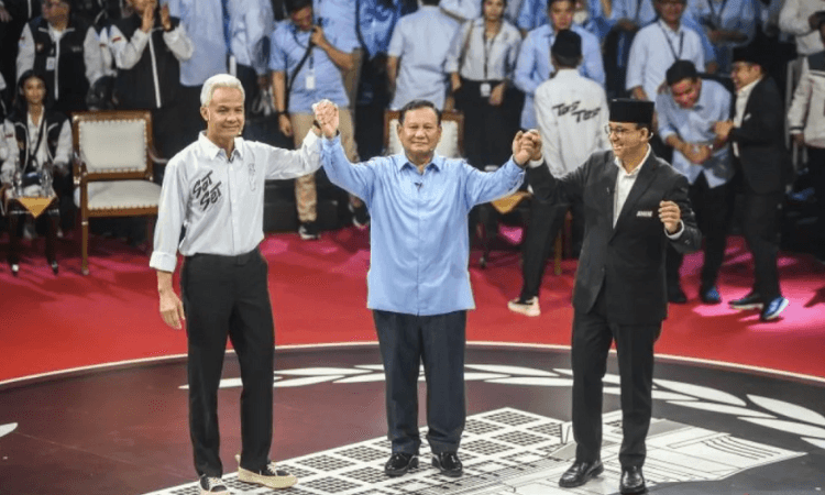 Capres nomor urut satu Anies Baswedan (kanan), Capres nomor urut dua Prabowo Subianto (tengah) dan Capres nomor urut tiga Ganjar Pranowo (kiri) berpegangan tangan usai beradu gagasan dalam debat./ - Image