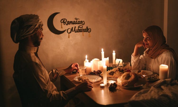 Ilustrasi sahur puasa di bulan Ramadhan. - Image