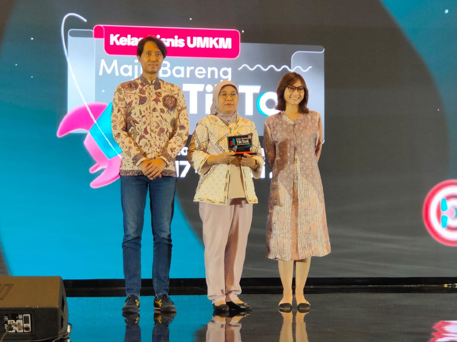 Head of SMB TikTok Indonesia Pandu Nitiseputro, Dirjen Industri Kecil Menengah dan Aneka Kemenperin Reni Yenita, dan Goverment Relations TikTok Indonesia Marshiella Pandji, Rabu (17/7). (Idah Saidah) - Image