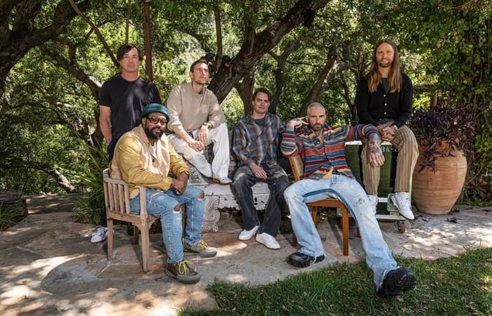 Maroon 5 saat perilisan lagu Middle Ground. (Instagram @maroon5) - Image