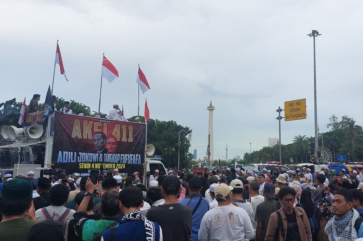 Habib Muhammad Hanif Alatas berorasi dalam aksi 411 di patung kuda monas, Jakarta Pusat, Senin (4/11/2024). (Ryandi Zahdomo/Jawapos) - Image