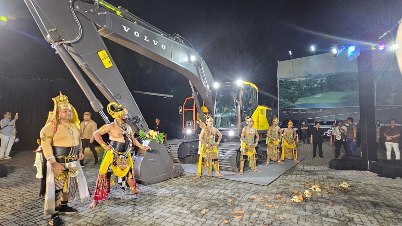 Peluncuran ekskavator Volvo EC210 di Jakarta. (RianAlfianto/JawaPos.com) - Image