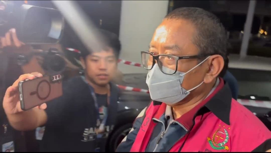 Direktur Pemberitaan JakTV Tian Bahtiar (TB) saat mengenakan rompi tahanan Kejaksaan Agung. (M. Ridwan/JawaPos.com) - Image