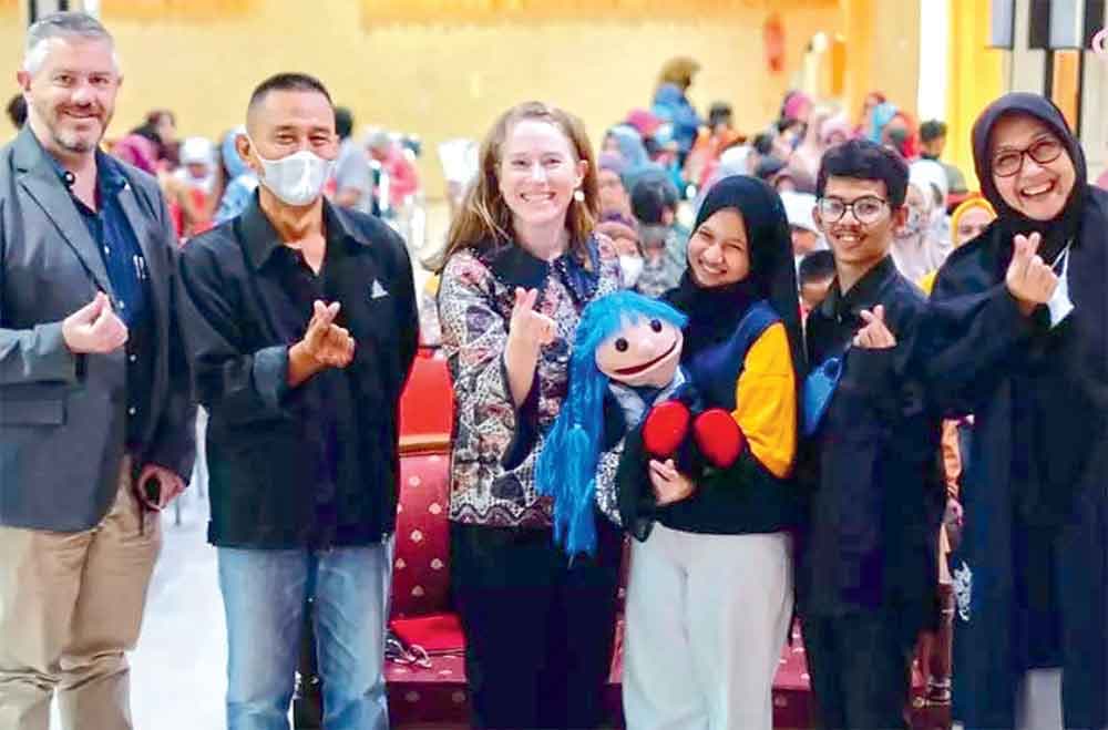 Ariani Safitri bersama Kumpul Dongeng Surabaya saat memberi pelatihan berdongeng untuk teman tuli. (Kumpul Dongeng Surabaya) - Image