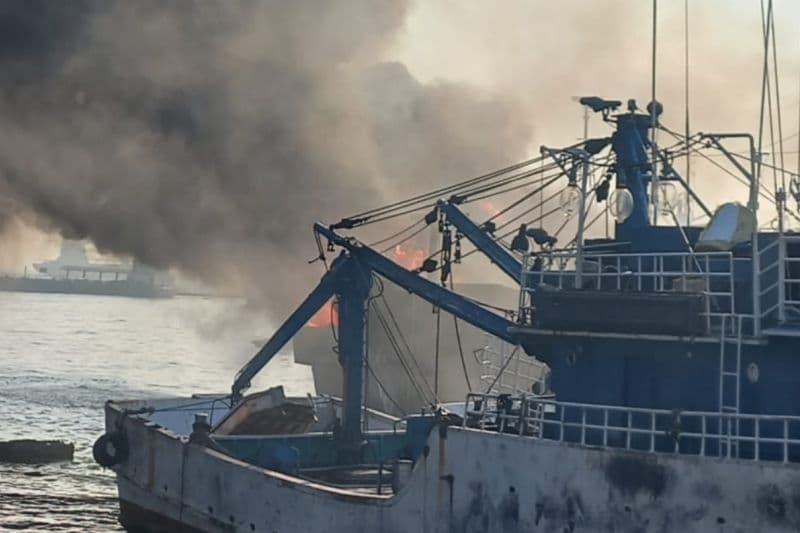 Kapal Terbakar di Tengah Perairan Muara Baru Penjaringan Jakarta Utara, Damkar Dikerahkan, Tunggu Kapal Ditarik ke Tepi - Image
