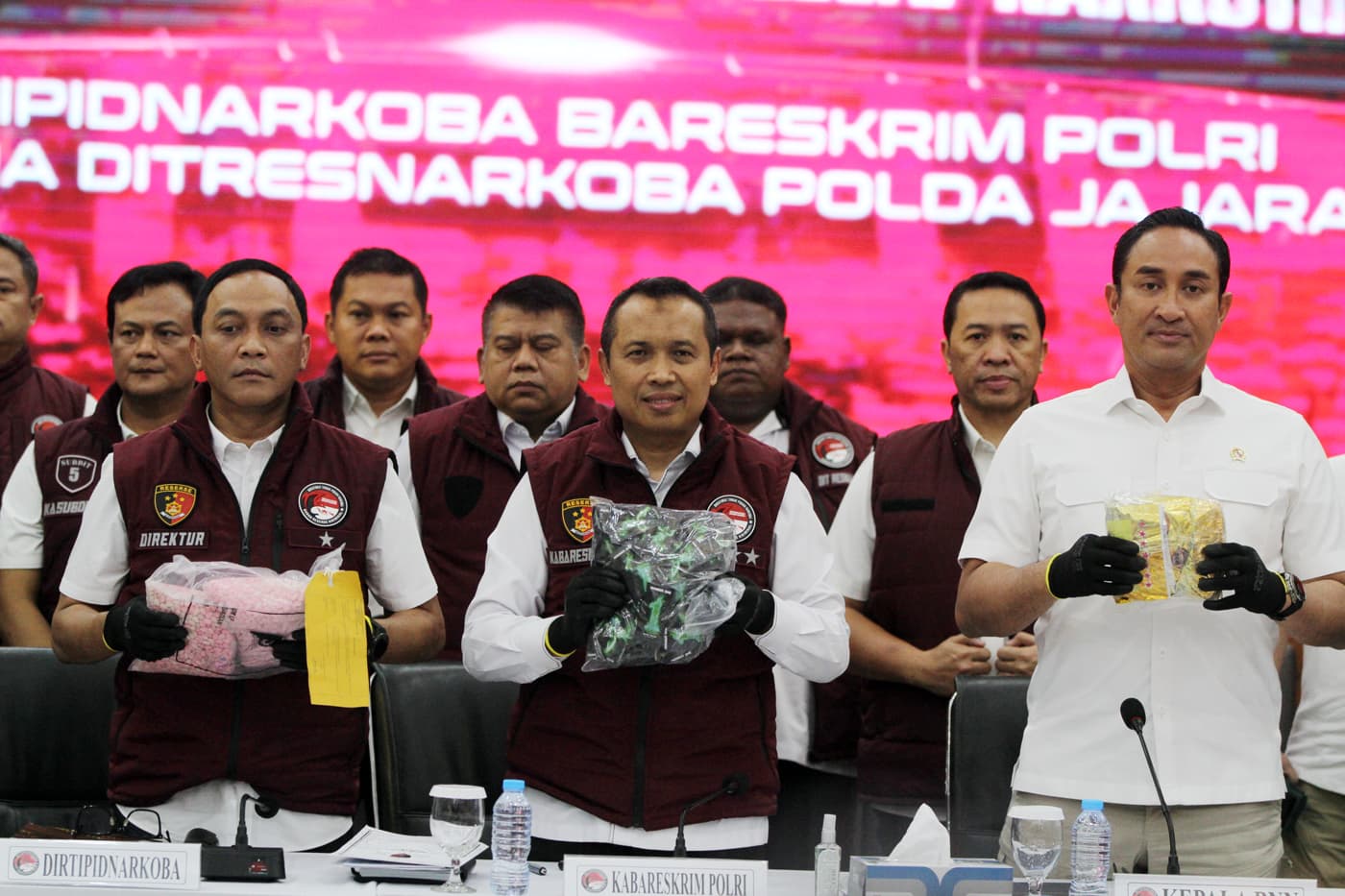 Bareskrim Polri Bawa 6 Tersangka Kasus Narkoba di NTB ke Jakarta, Termasuk Mantan Kasat Narkoba Polres Bima Kota - Image