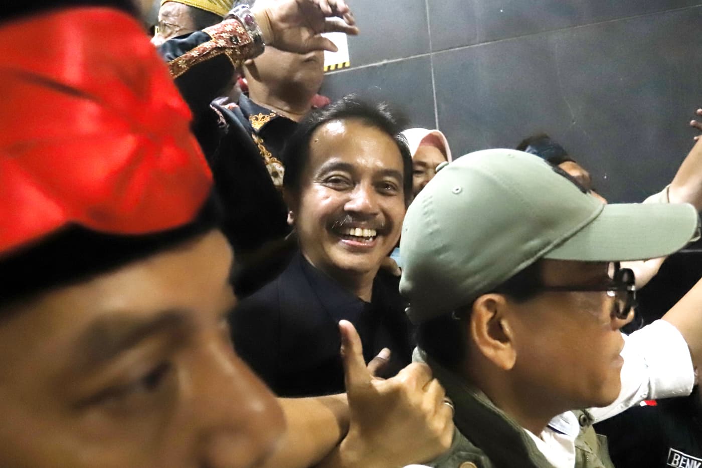 Pakar telematika Roy Suryo dan dua rekannya usai menjalani pemeriksaan perdana sebagai tersangka dalam kasus dugaan tudingan ijazah palsu Presiden ke-7 Indonesia Joko Widodo di Mapolda Metro Jaya, Jakarta, Kamis (13/11/2025). (Dery Ridwansah/ JawaPos.com) - Image