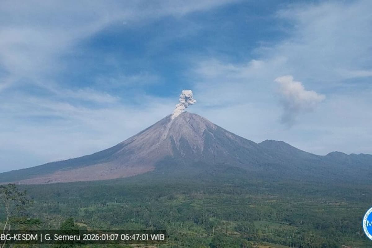 Gunung Semeru Enam Kali Erupsi pada Rabu Pagi Ini - Image