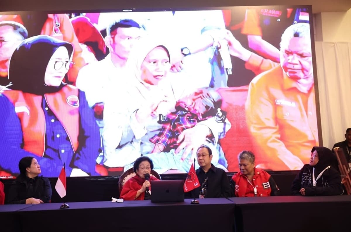 HUT ke-18 Gerindra, PDIP: Megawati Kirim Karangan Bunga untuk Prabowo - Image