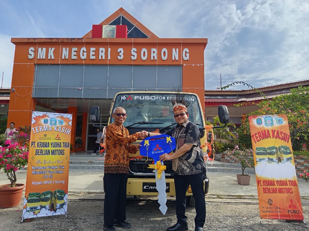 KTB Perluas Kontribusi Pendidikan Vokasi dengan Donasi Mitsubishi Fuso Colt Diesel ke SMK Negeri 3 Sorong - Image