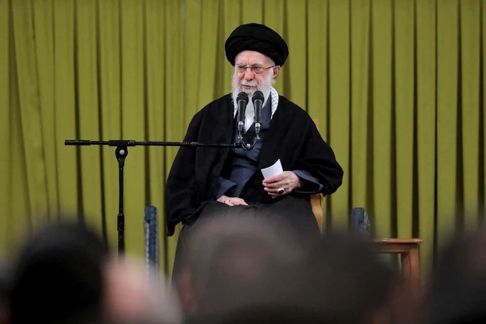 Pemimpin Tertinggi Iran Ali Khamenei Tewas saat Rudal AS-Israel Hantam Teheran - Image