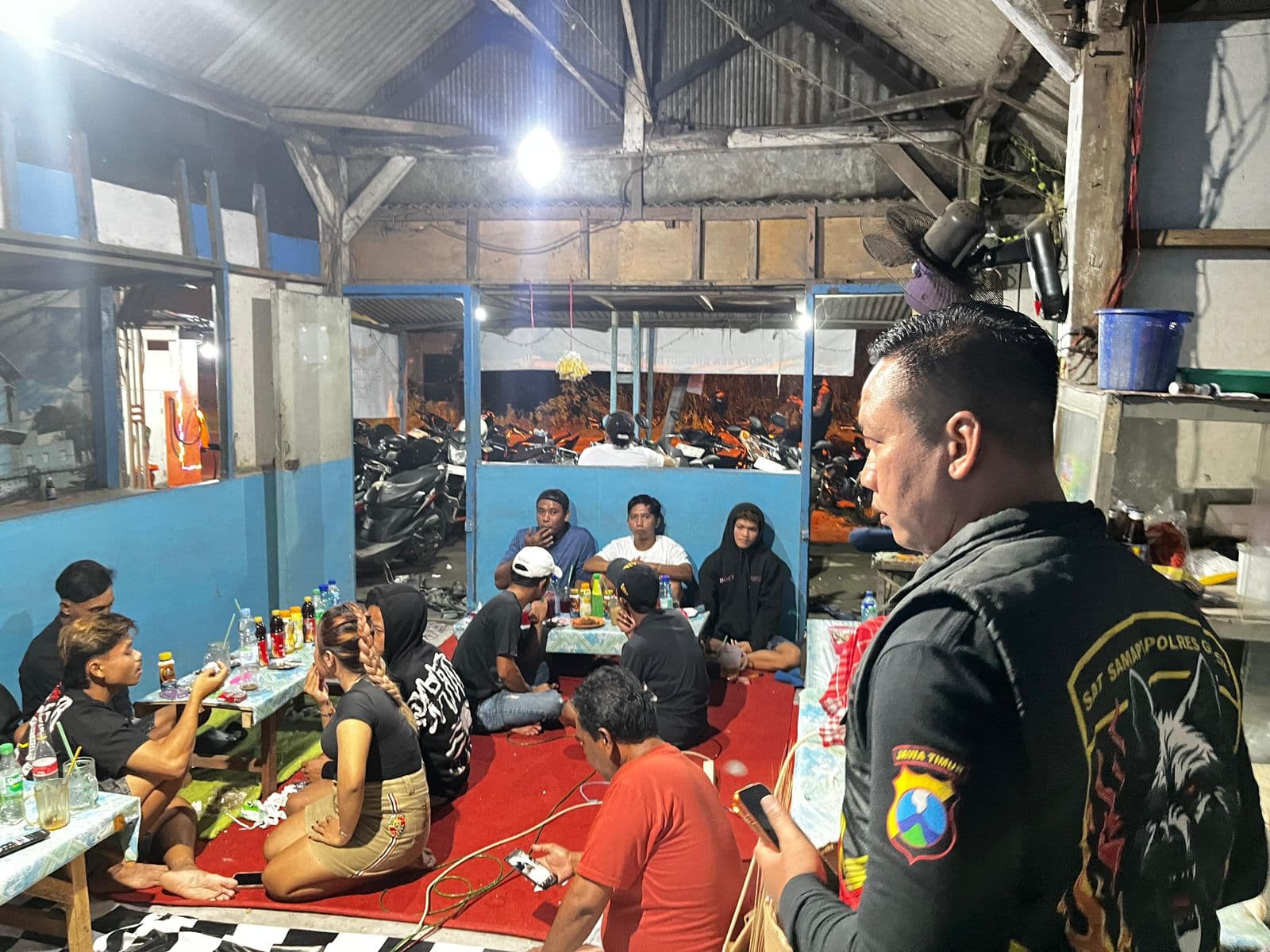 Polisi Tangkap 4 Perempuan Penjual Miras Ilegal Berkedok Warung Kopi di Gresik - Image