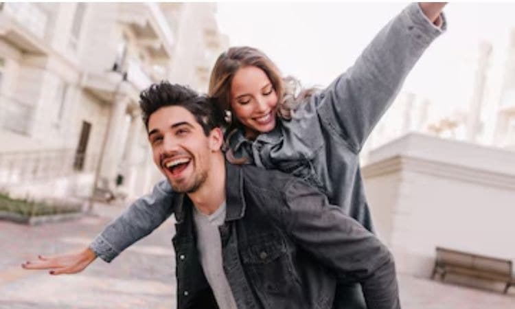 4 Zodiak yang Paling Totalitas Saat Jatuh Cinta, Semangatnya Terlihat Saat Bersama Pasangan - Image