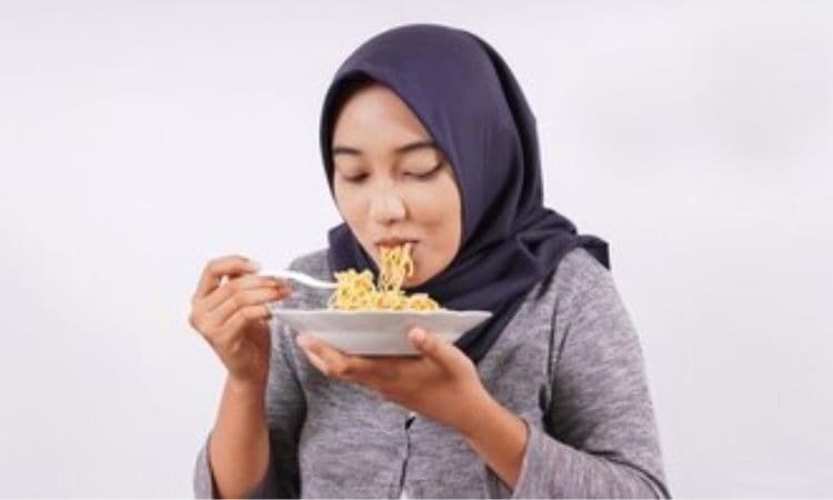 6 Makanan dan Minuman yang Sebaiknya Dihindari Saat Sahur, Asupan Tinggi Natrium Bisa Picu Dehidrasi Berat - Image