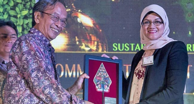 ustainability Manager Asia Pulp & Paper (APP), Librian Anggraini (kanan) menerima Sustainability Report Award dari Ketua Tim Juri, Sarwono Kusumaatmadja di Jakarta (14/12). - Image