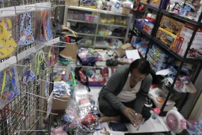 Seorang pedagang menyiapkan masker dalam plastik di kawasan Pasar Gembrong Baru, Jakarta Timur, Sabtu (19/9/2020). Masker Scuba-buff dinilai tak efektif untuk mencegah penularan virus Corona melalui cairan (droplet). Bahkan, kedua jenis masker tersebut s - Image